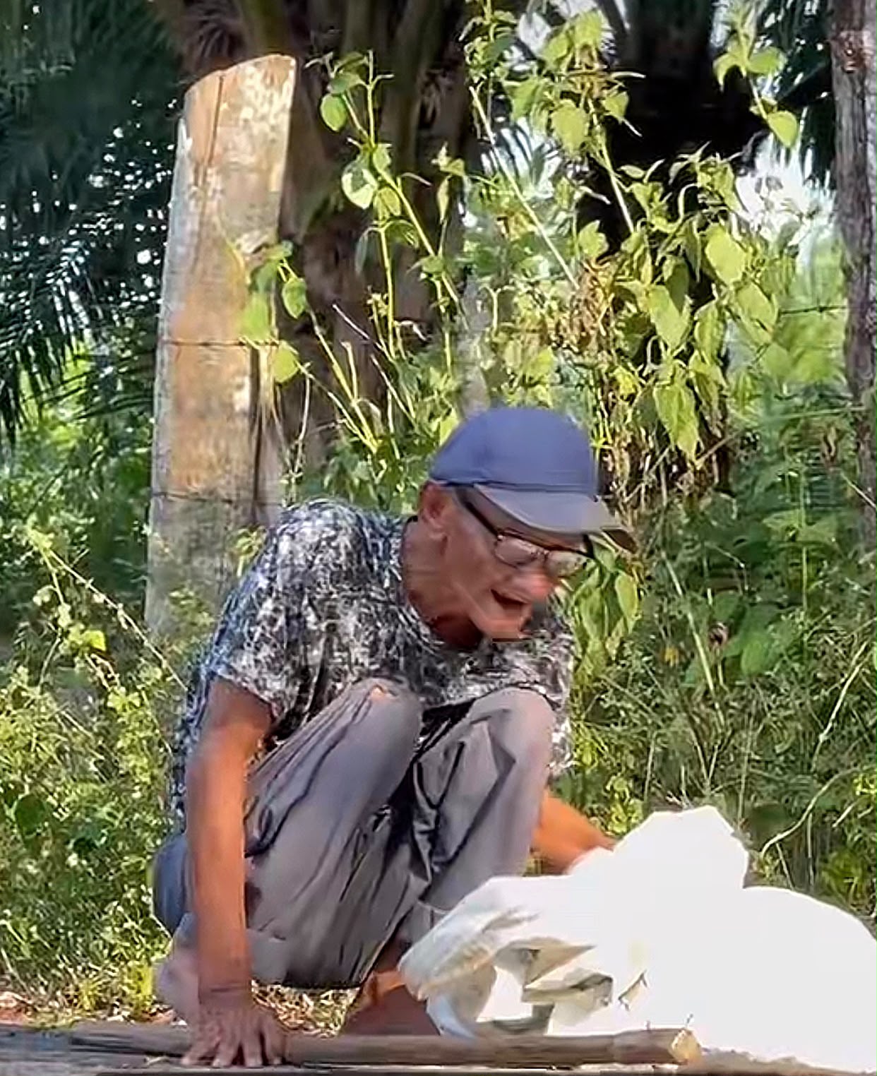 BANTUAN UNTUK KAKEK MANSUR